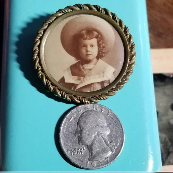 Antique photo brooch child sailor suit gold tone vintage pin vintage - Picture 3 of 7